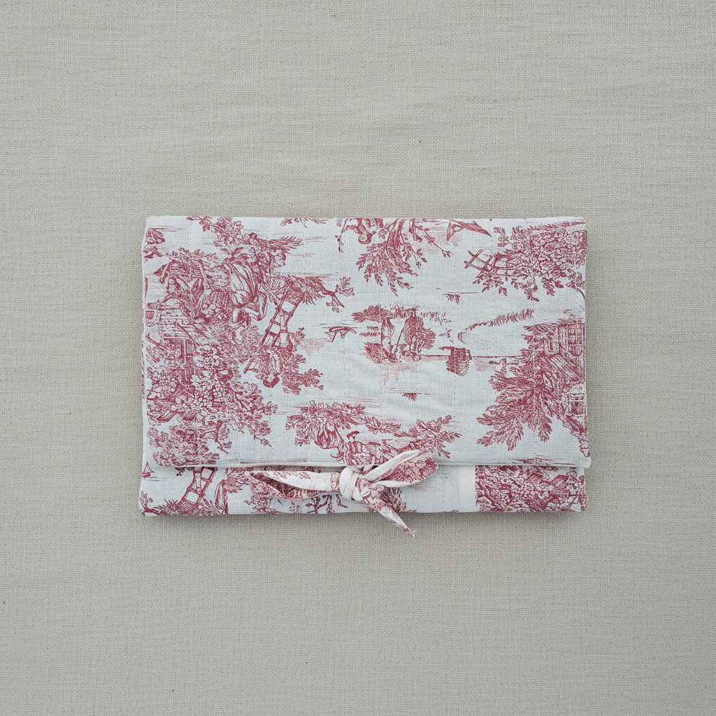 Pochette à livre matelassée en toile de Jouy rose avec noeud pour fermeture