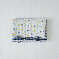 Pochette matelassée motif canard et étoiles et liens à nouer en tissu bleu et blanc vichy