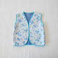 Gilet matelassé fleuri fond minimaliste