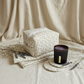Trousse quilted motif fleuri, bougie et lavande sur fond beige