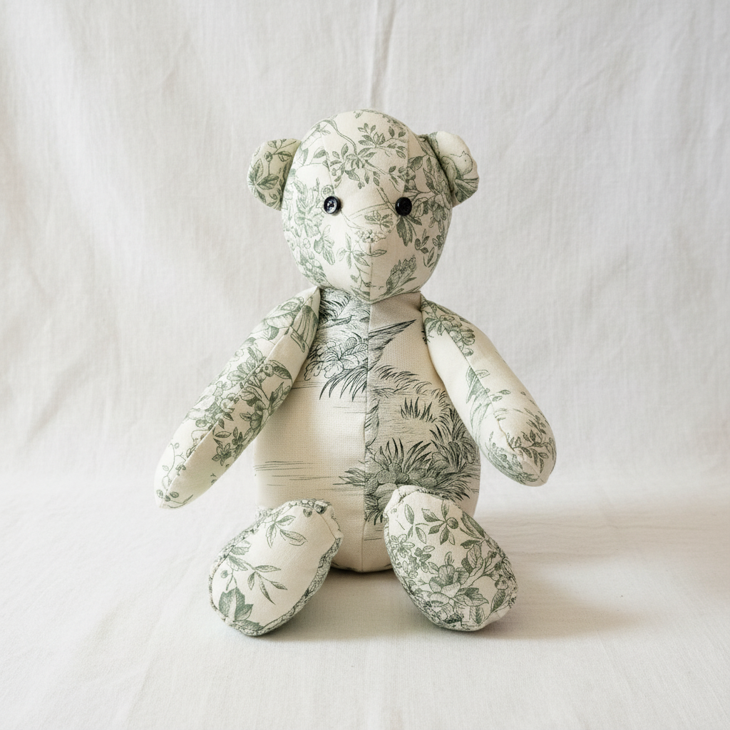Ourson peluche fait main en tissu toile de Jouy verte, fond blanc épuré