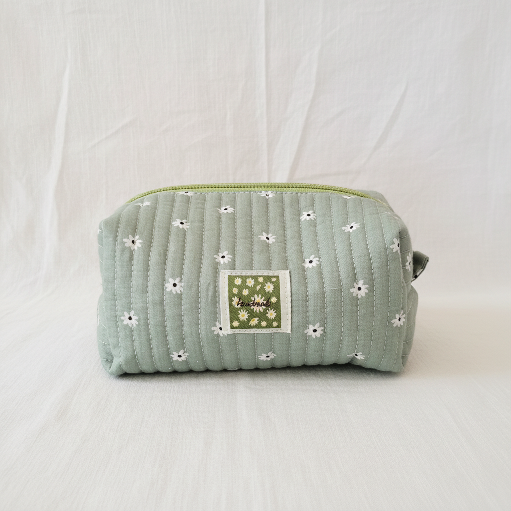 Trousse matelassée faite main vert sauge petites marguerites